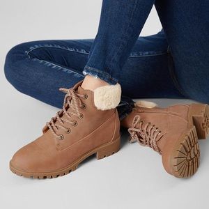 Lace-up ankle combat boot